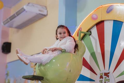 Aniversário infantil com tema de doces na paleta de cores candy color'