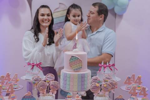 Aniversário infantil com tema de doces na paleta de cores candy color'