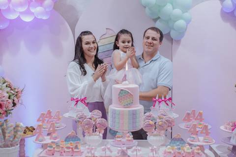 Aniversário infantil com tema de doces na paleta de cores candy color'
