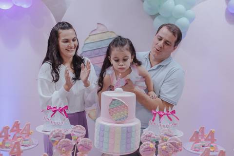 Aniversário infantil com tema de doces na paleta de cores candy color'