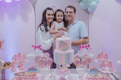 Aniversário infantil com tema de doces na paleta de cores candy color'
