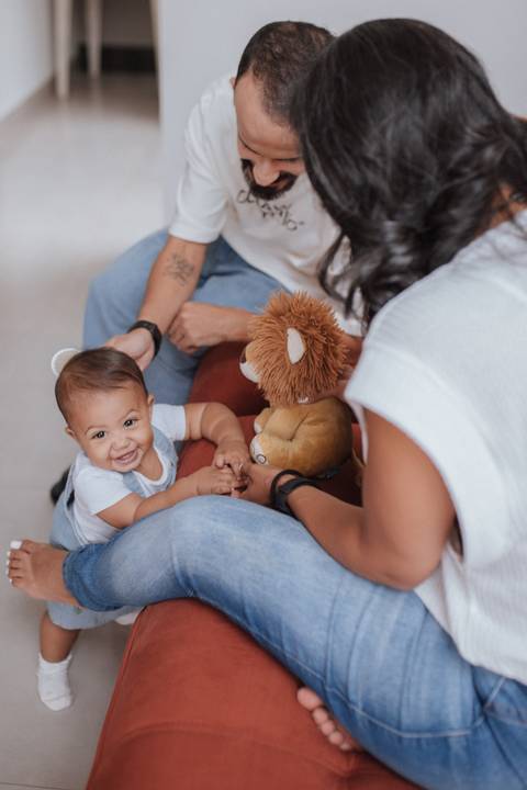 Ensaio em família intimista em casa'