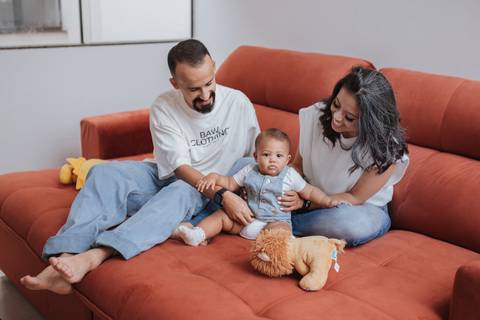 Ensaio em família intimista em casa'