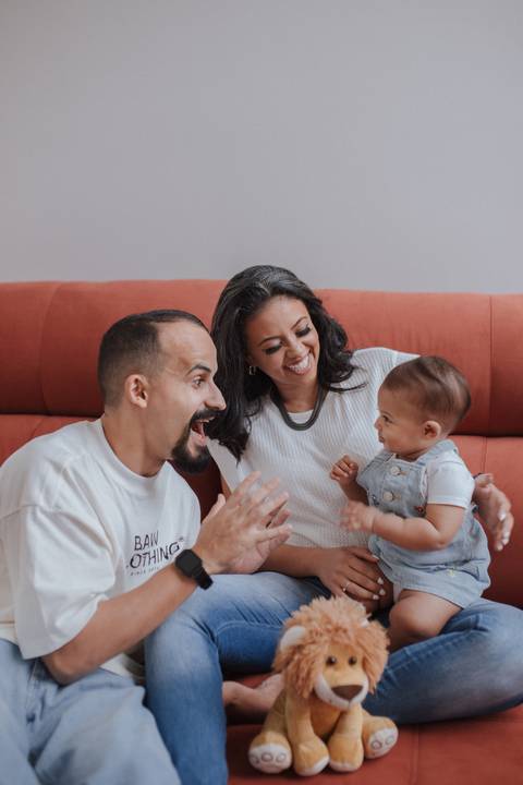 Ensaio em família intimista em casa'