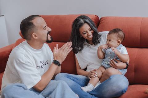 Ensaio em família intimista em casa'