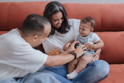 Ensaio em família intimista em casa'