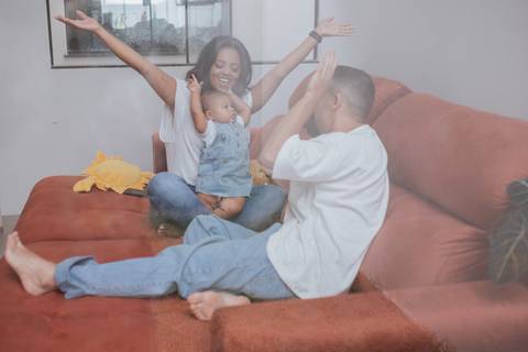 Ensaio em família intimista em casa'