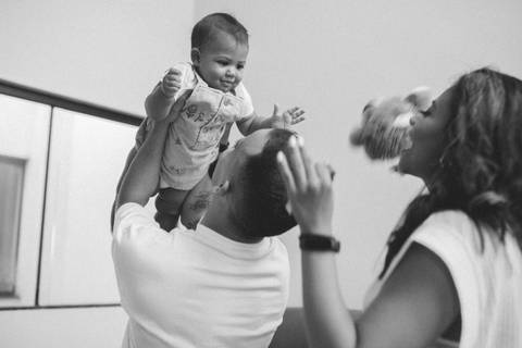 Ensaio em família intimista em casa'