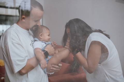 Ensaio em família intimista em casa'