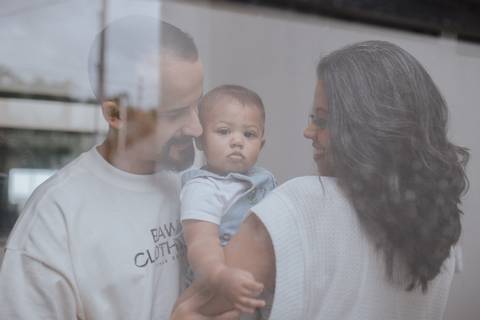 Ensaio em família intimista em casa'