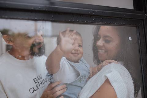 Ensaio em família intimista em casa'