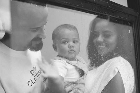 Ensaio em família intimista em casa'