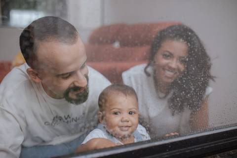 Ensaio em família intimista em casa'