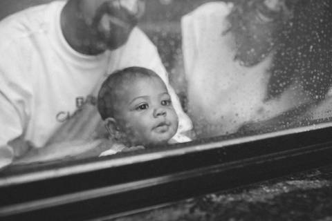 Ensaio em família intimista em casa'