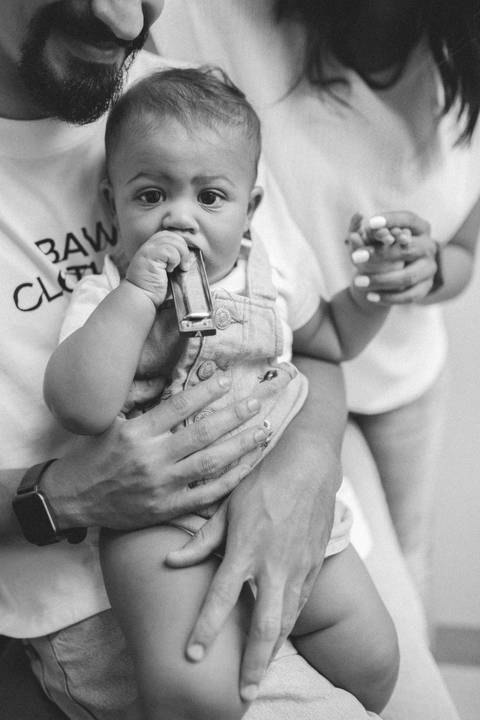 Ensaio em família intimista em casa'