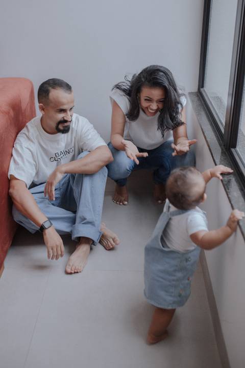 Ensaio em família intimista em casa'