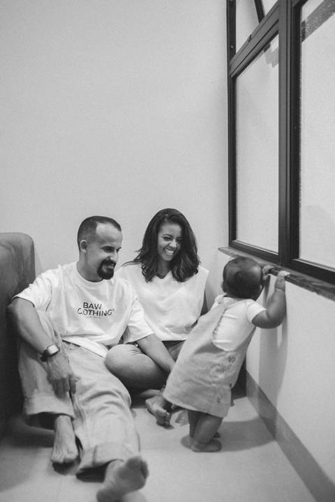 Ensaio em família intimista em casa'