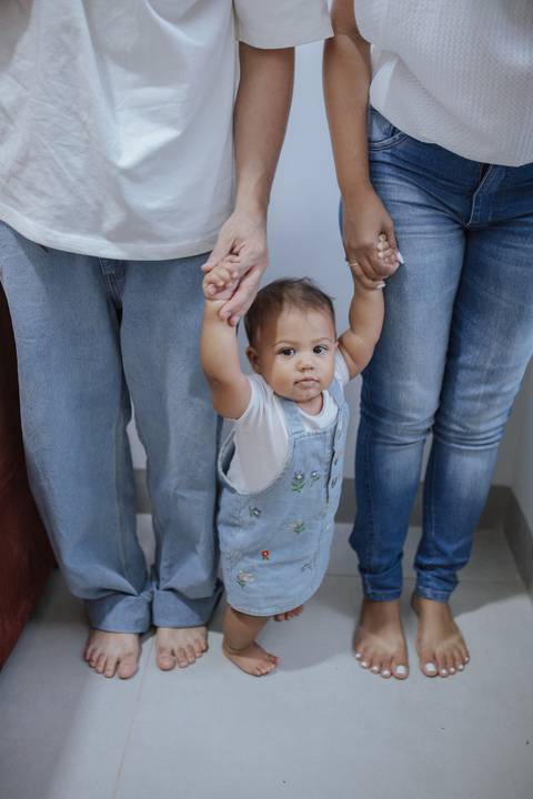 Ensaio em família intimista em casa'