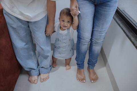 Ensaio em família intimista em casa'