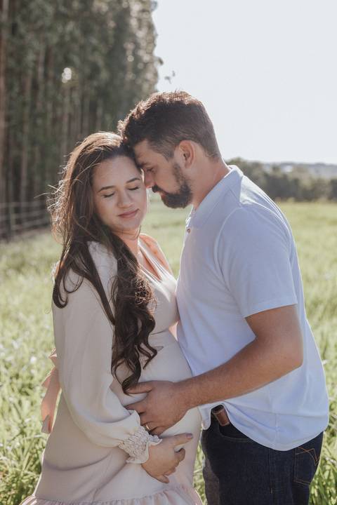 Inspiração de ensaio de gestante no campo '