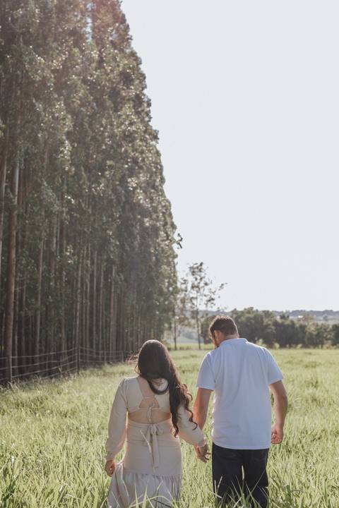 Casal caminhando no campo '