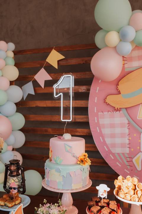 Aniversário infantil com tema de festa junina'