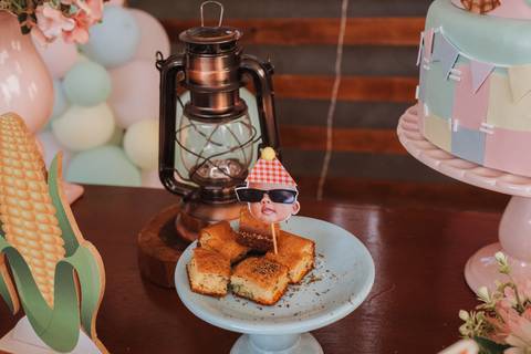 Aniversário infantil com tema de festa junina'