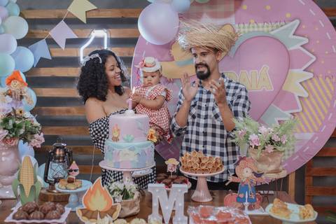 Aniversário infantil com tema de festa junina'