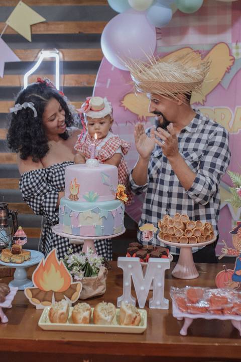 Aniversário infantil com tema de festa junina'