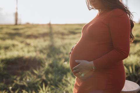Ensaio de gestante no campo '