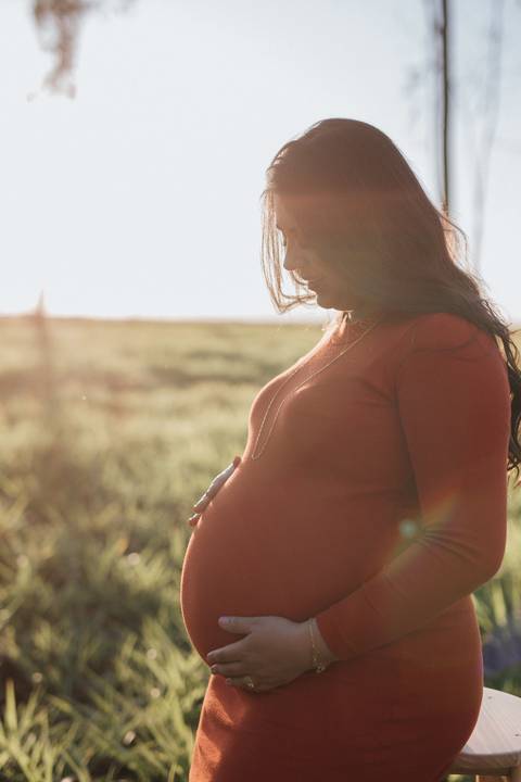 Ensaio de gestante no campo '