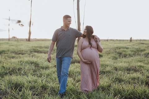 Casal caminhando no campo '