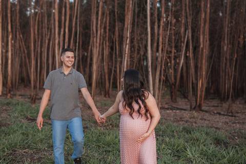 Casal caminhando no campo '