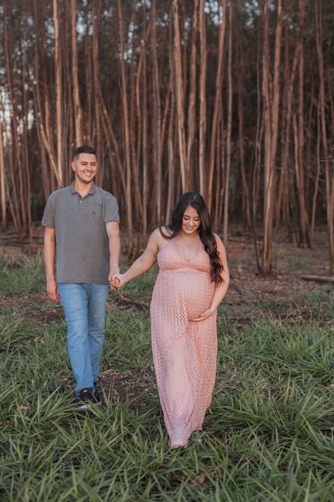 Casal caminhando no campo '