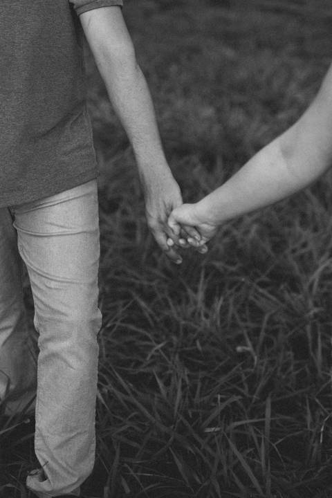 Casal caminhando no campo '