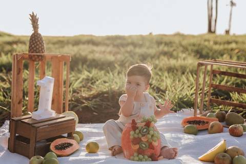 decoração com frutas para menino no campo '