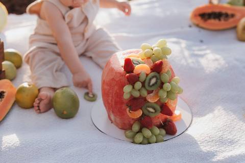 decoração com frutas para menino no campo '