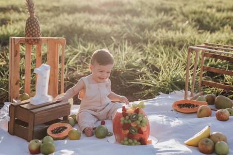 decoração com frutas para menino no campo '