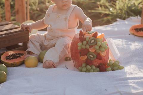 decoração com frutas para menino no campo '