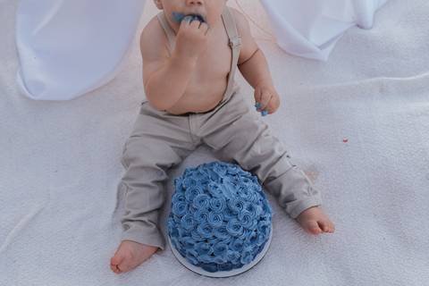 Smash the cake para menino no campo'