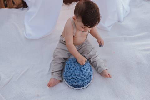 Smash the cake para menino no campo'