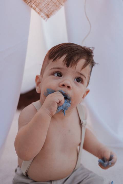 Smash the cake para menino no campo'