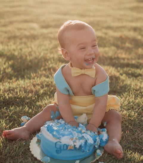 Smash the cake para menino no campo'