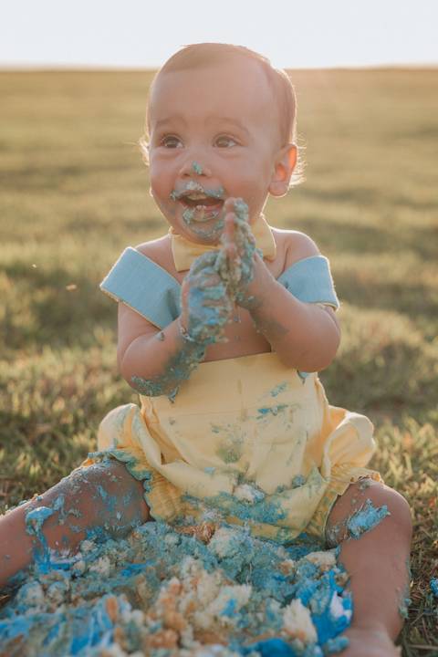 Smash the cake para menino no campo'