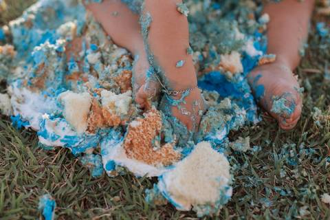 Smash the cake para menino no campo'