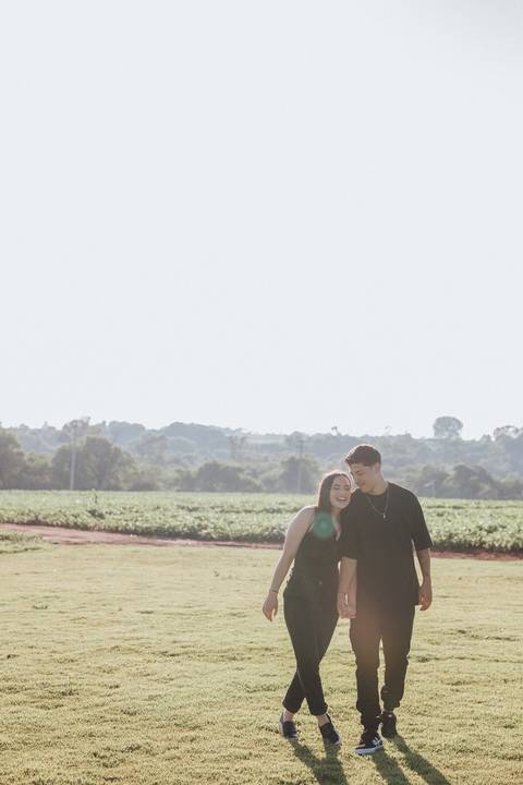 ensaio de casal no campo'