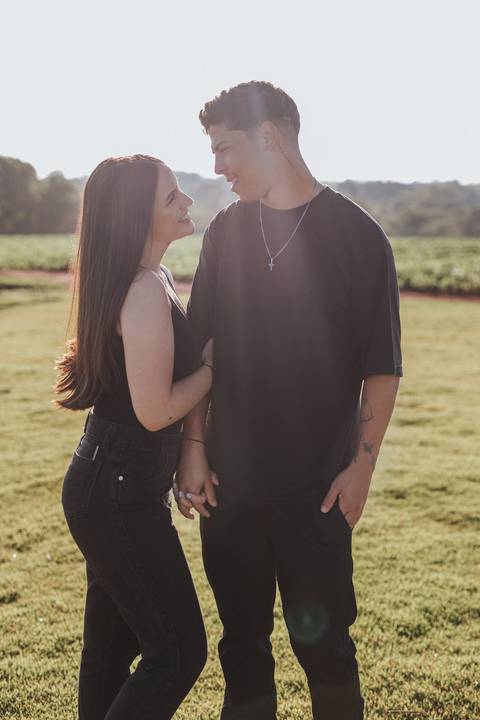 ensaio de casal no campo'