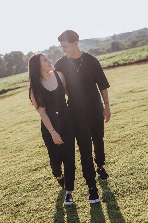 ensaio de casal no campo'