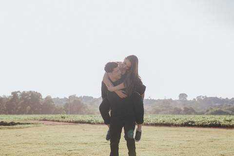 ensaio de casal no campo'