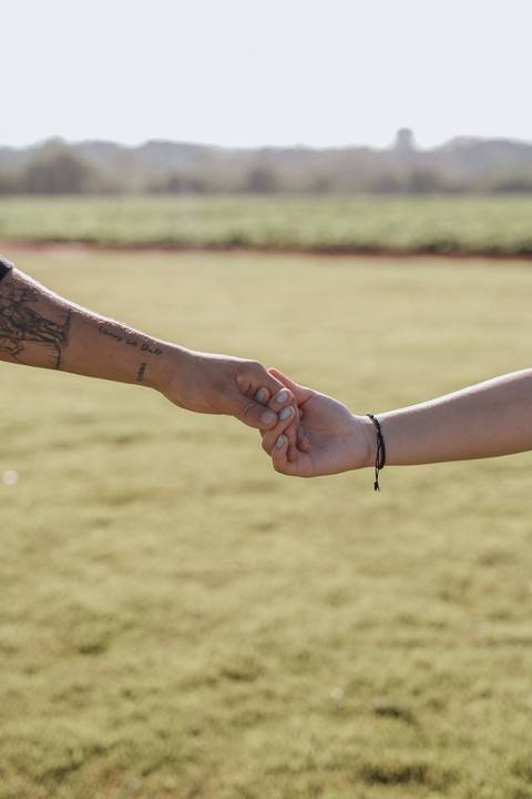ensaio de casal no campo'